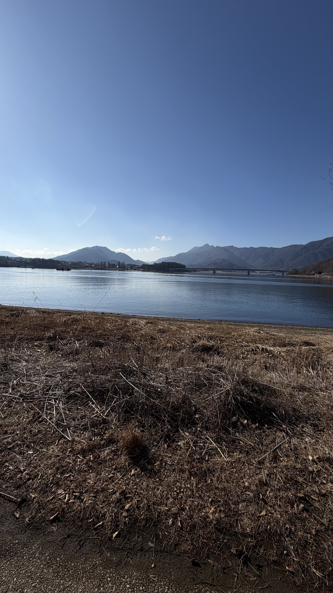 Lac calme au Japon, atmosphère silencieuse et apaisée