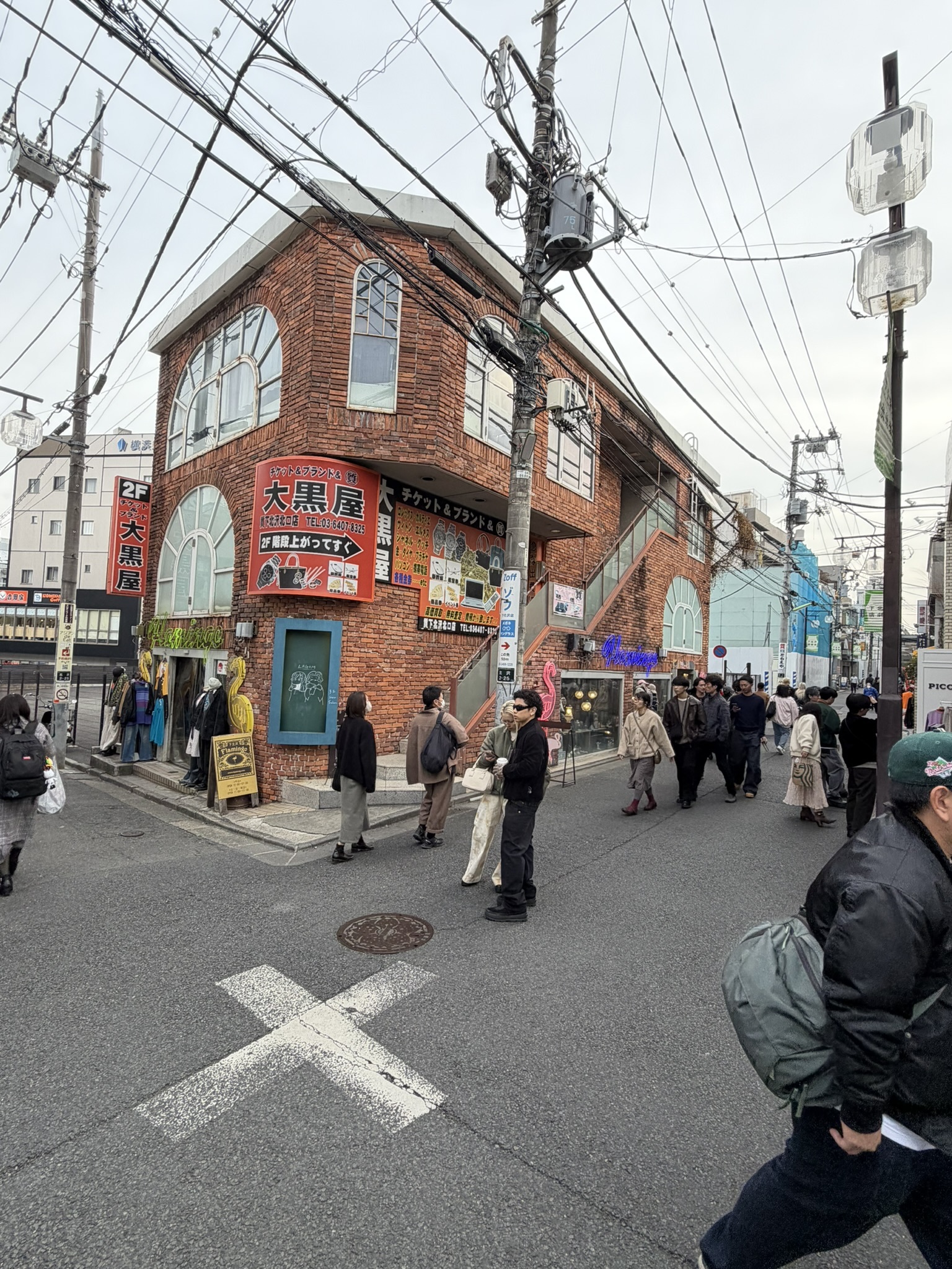 Rue de Shimokitazawa avec ses petits commerces, ses enseignes et ses câbles