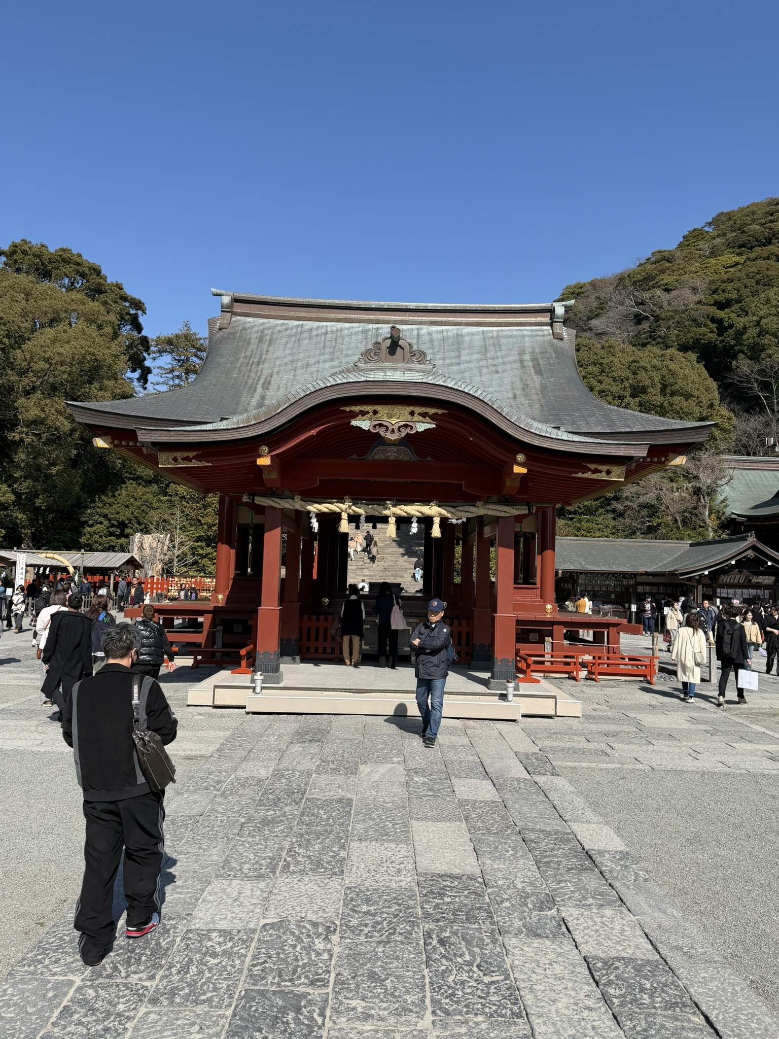 Sanctuaire rouge entouré d'arbres à Kamakura