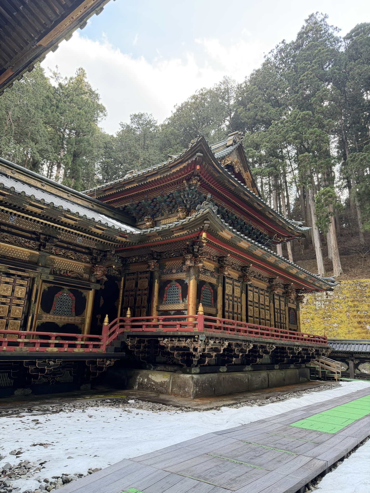 À Nikkō, un sanctuaire sculpté au pied des grands arbres, photographié par Kevin.