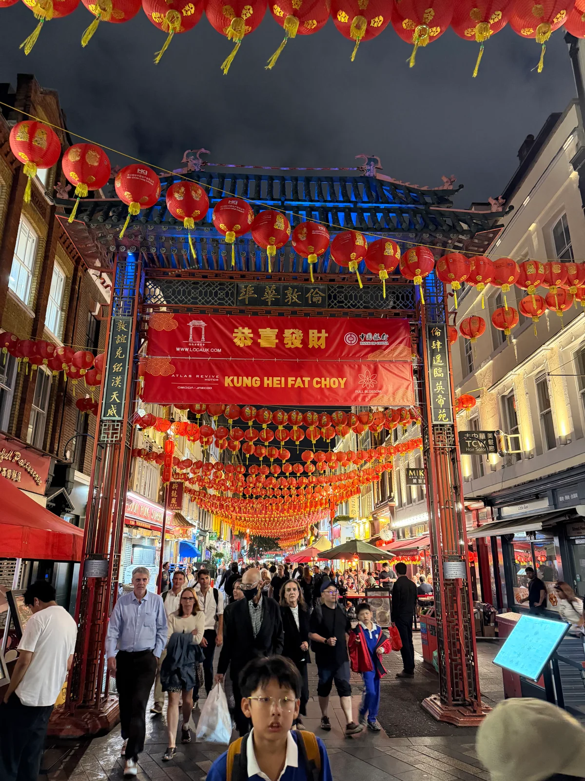 Lanternes rouges et porte de Chinatown photographiées de nuit à Londres