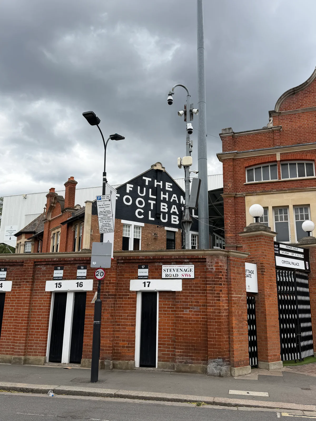 Façade en briques du stade de Fulham, avec le nom du club et les entrées des tribunes