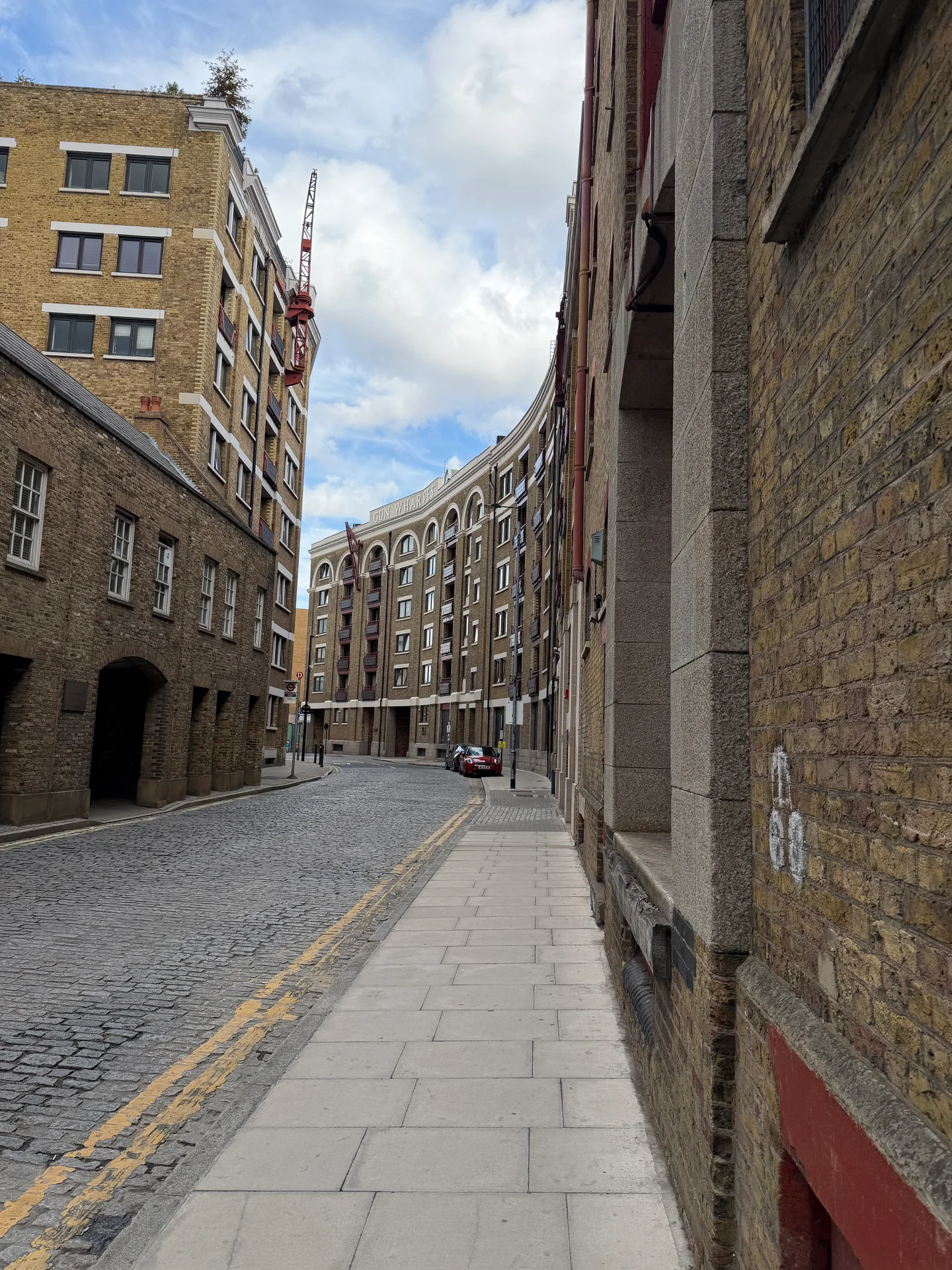 Rue de Londres bordée d’immeubles en briques et d’anciens entrepôts