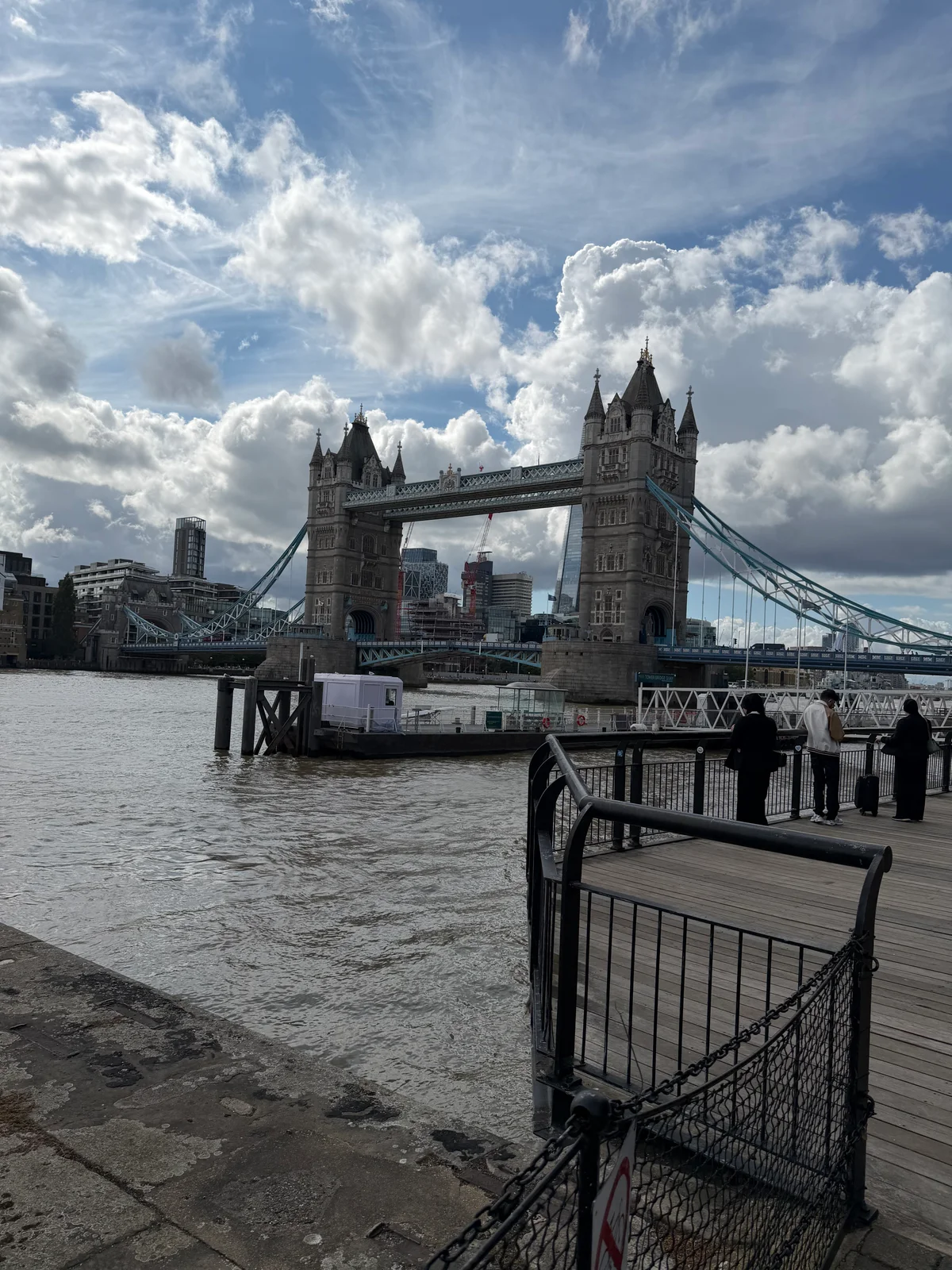 Tower Bridge et la Tamise vus depuis la rive, à Londres.