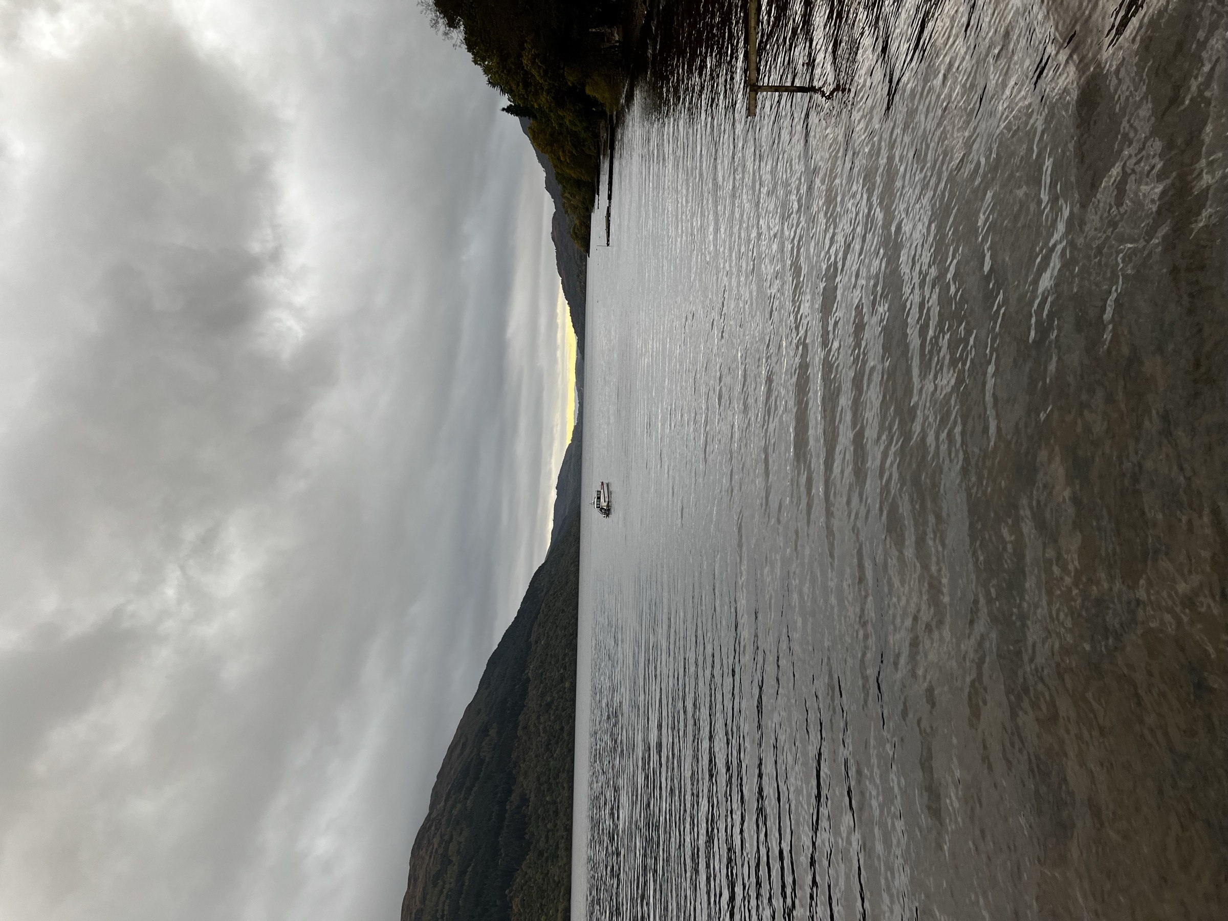 Loch écossais calme entre montagnes et lumière douce