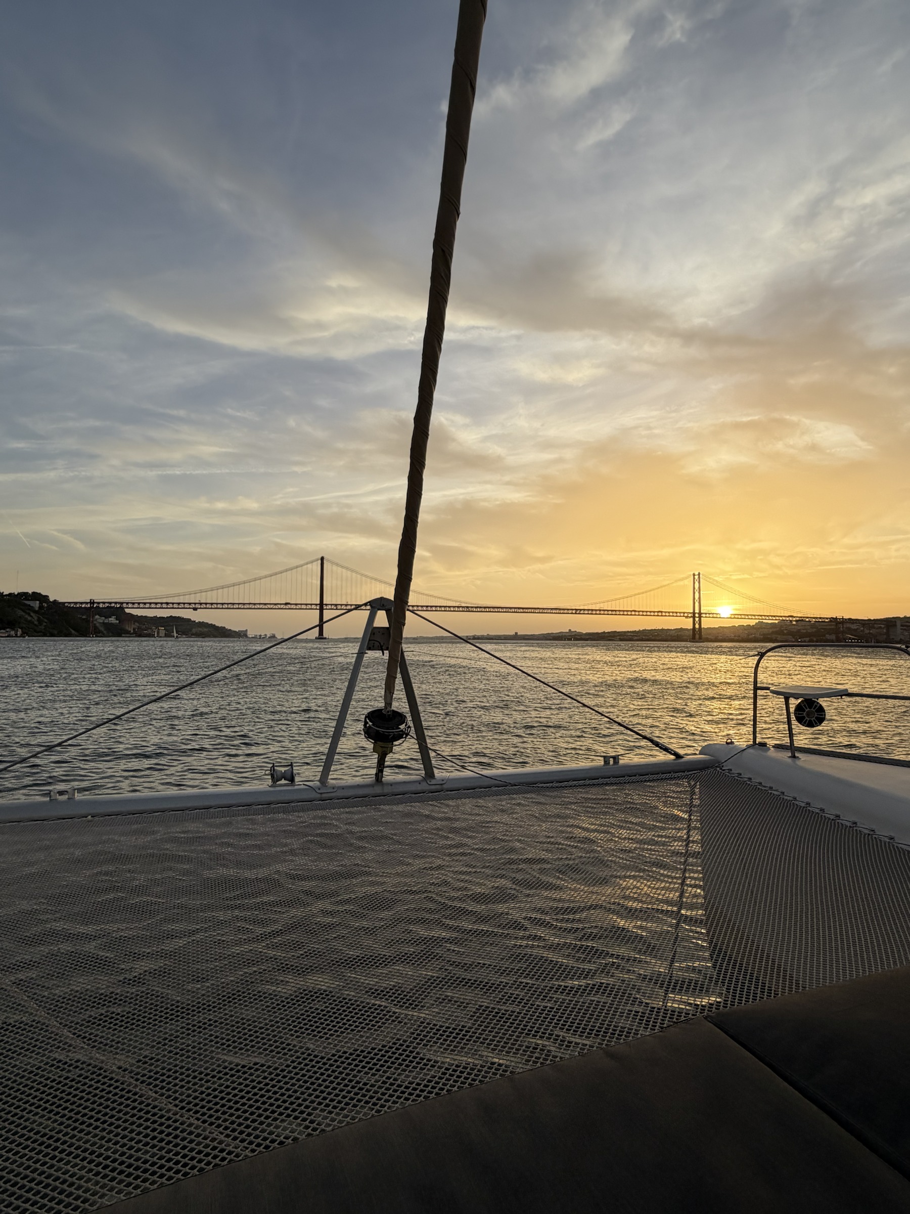 Coucher de soleil sur le Tage à Lisbonne, atmosphère calme de slow travel urbain