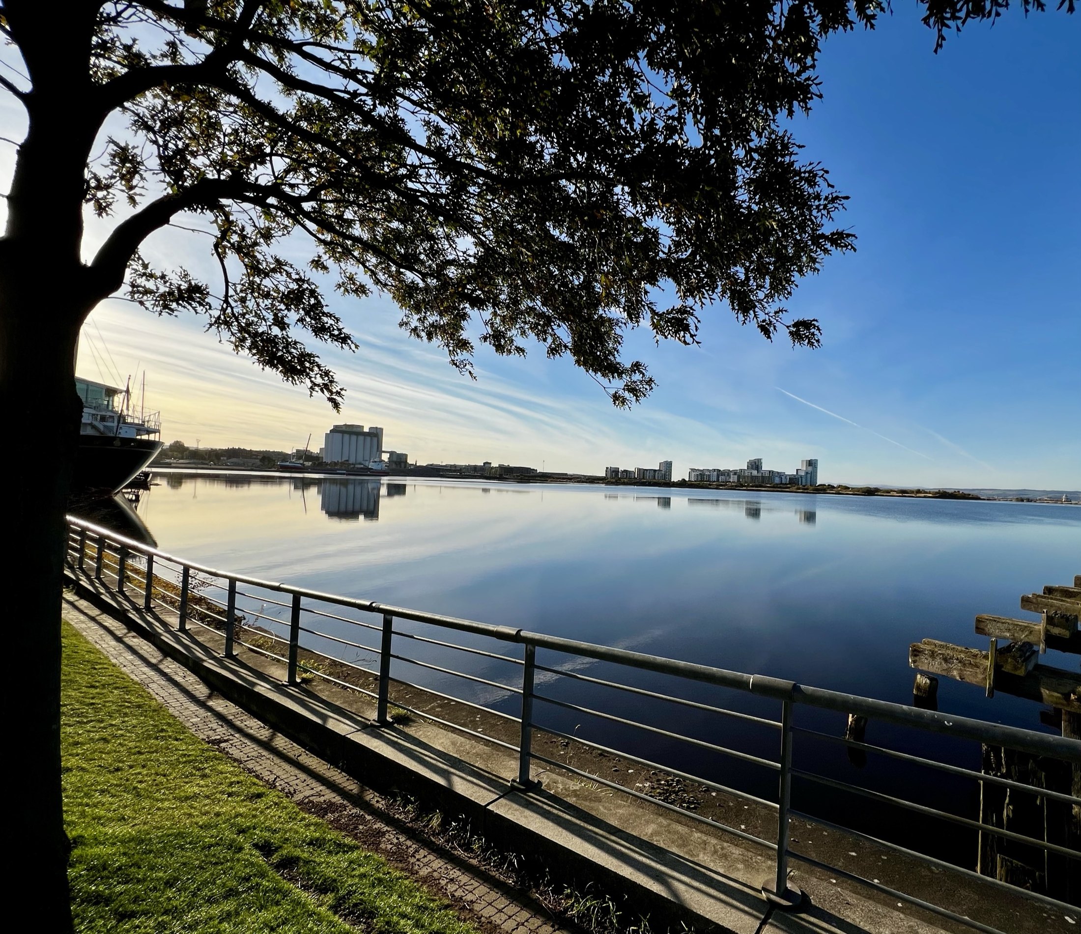 Promenade arborée au bord de l’eau à Glasgow