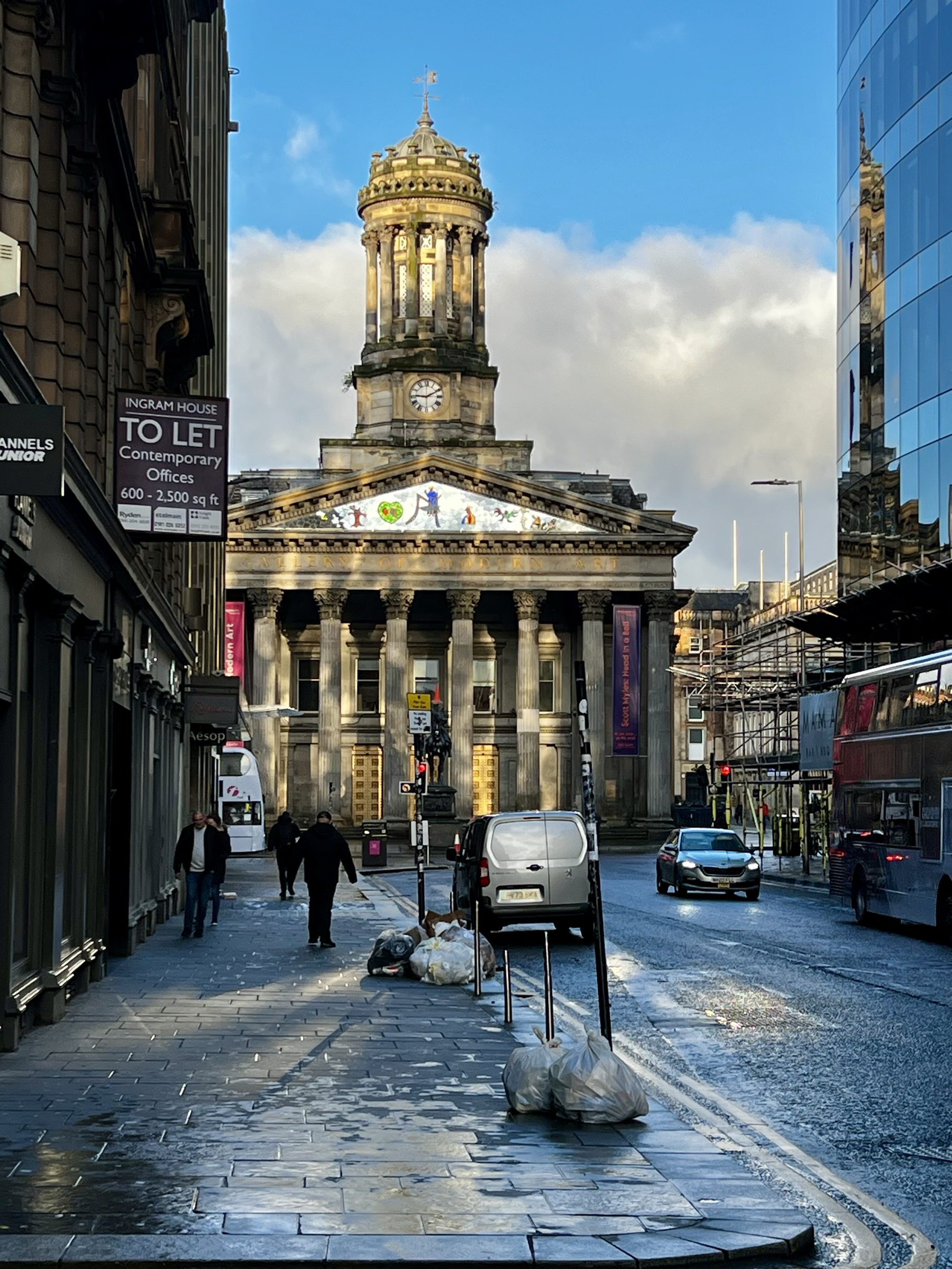 Rue urbaine sous la pluie à Glasgow