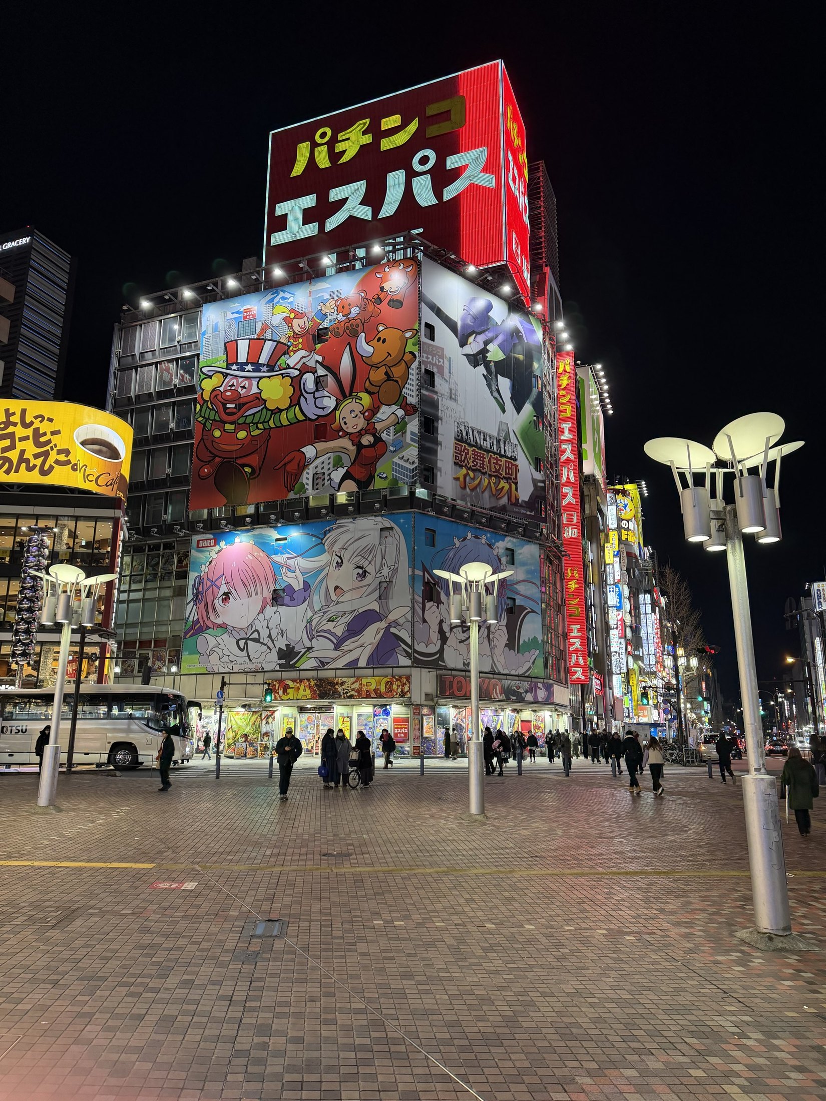 Quartier de Tokyo illuminé la nuit sous les enseignes japonaises