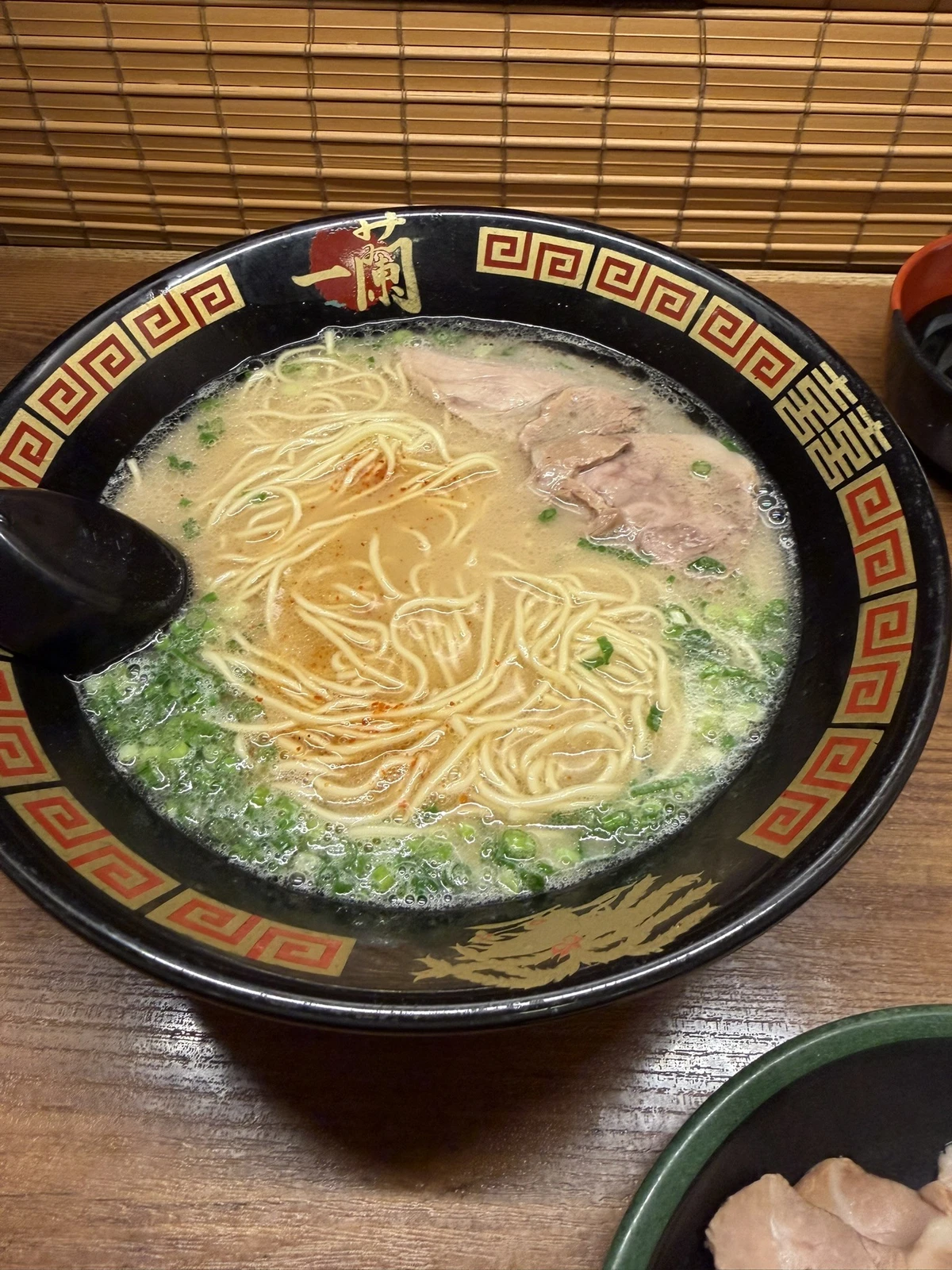 Un bol de ramen photographié pendant mon voyage au Japon.