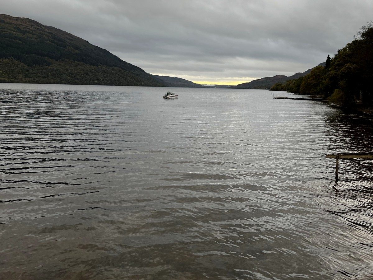 Loch écossais calme illustrant un voyage plus immersif