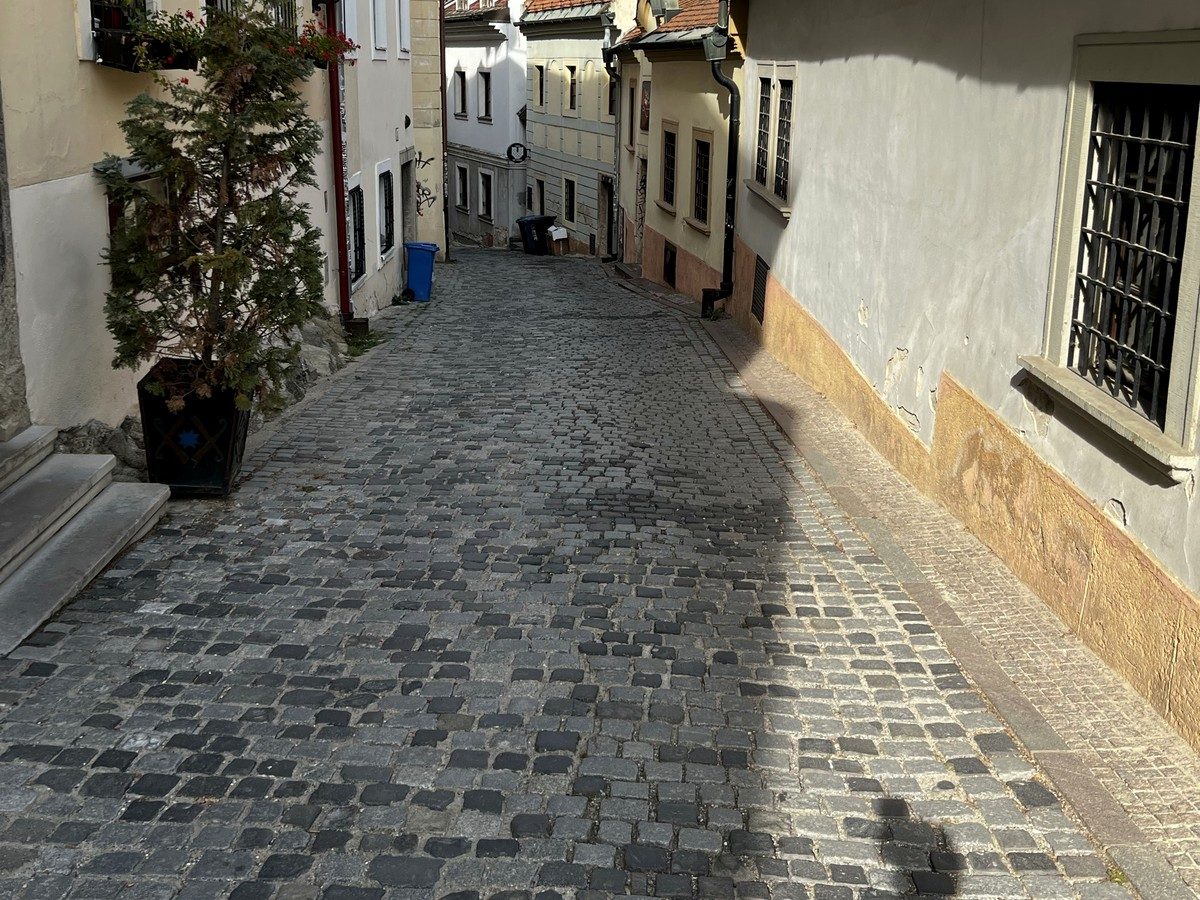 Ruelle européenne lumineuse illustrant le slow travel urbain
