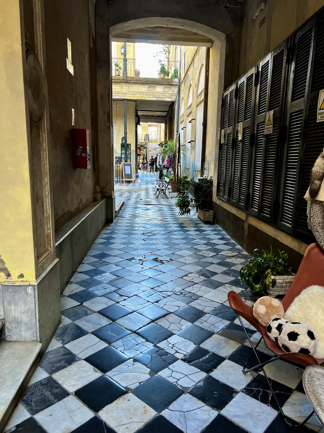 Passage urbain calme illustrant un city break sensible