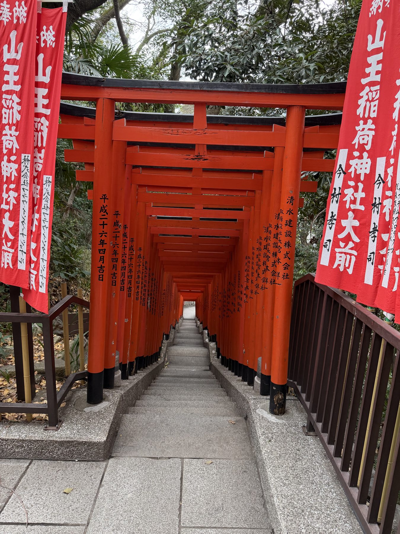 Allée de torii illustrant un voyage plus contemplatif et immersif