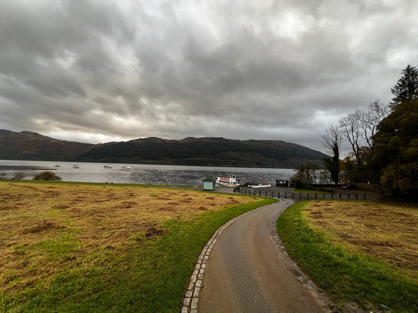 Une route au bord d’un loch en Écosse