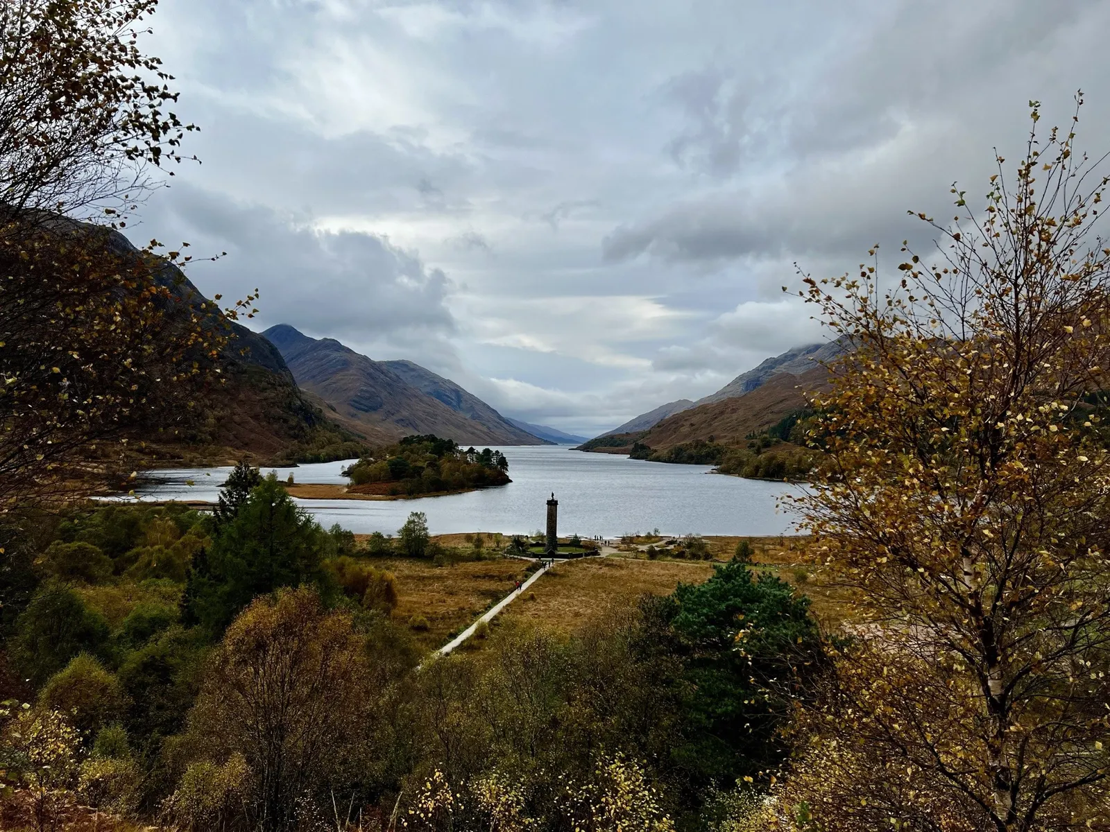 Un chemin ouvert sur un lac en Écosse