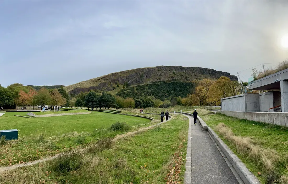 Chemin sur une colline écossaise sous une lumière douce