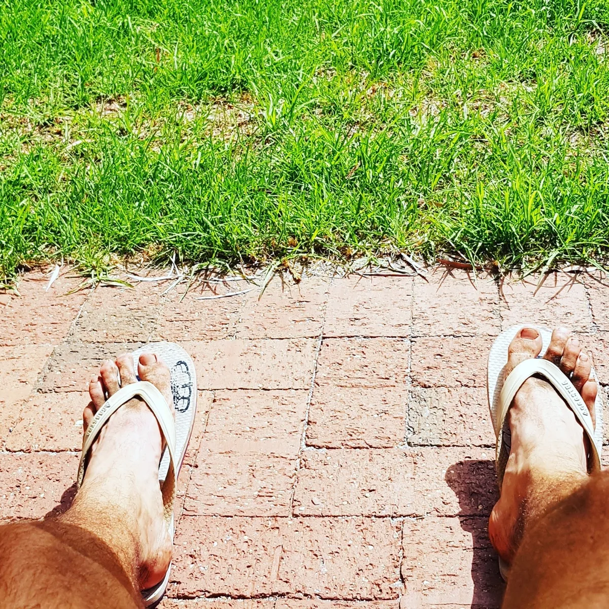 Les pieds d’un voyageur pendant une pause au bord d’une pelouse