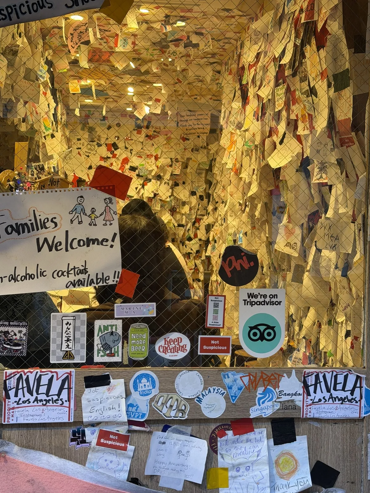 Messages et petits papiers laissés sur un mur au Japon