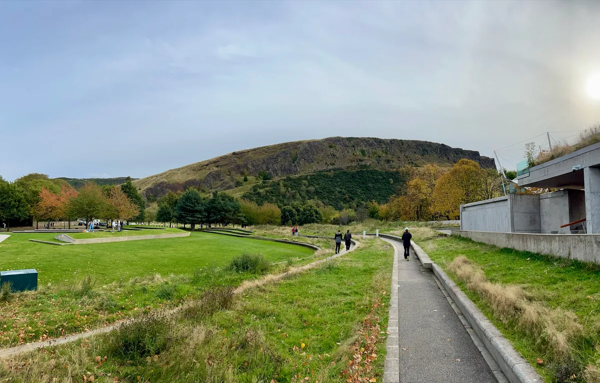 Chemin praticable au pied d’une colline en Écosse