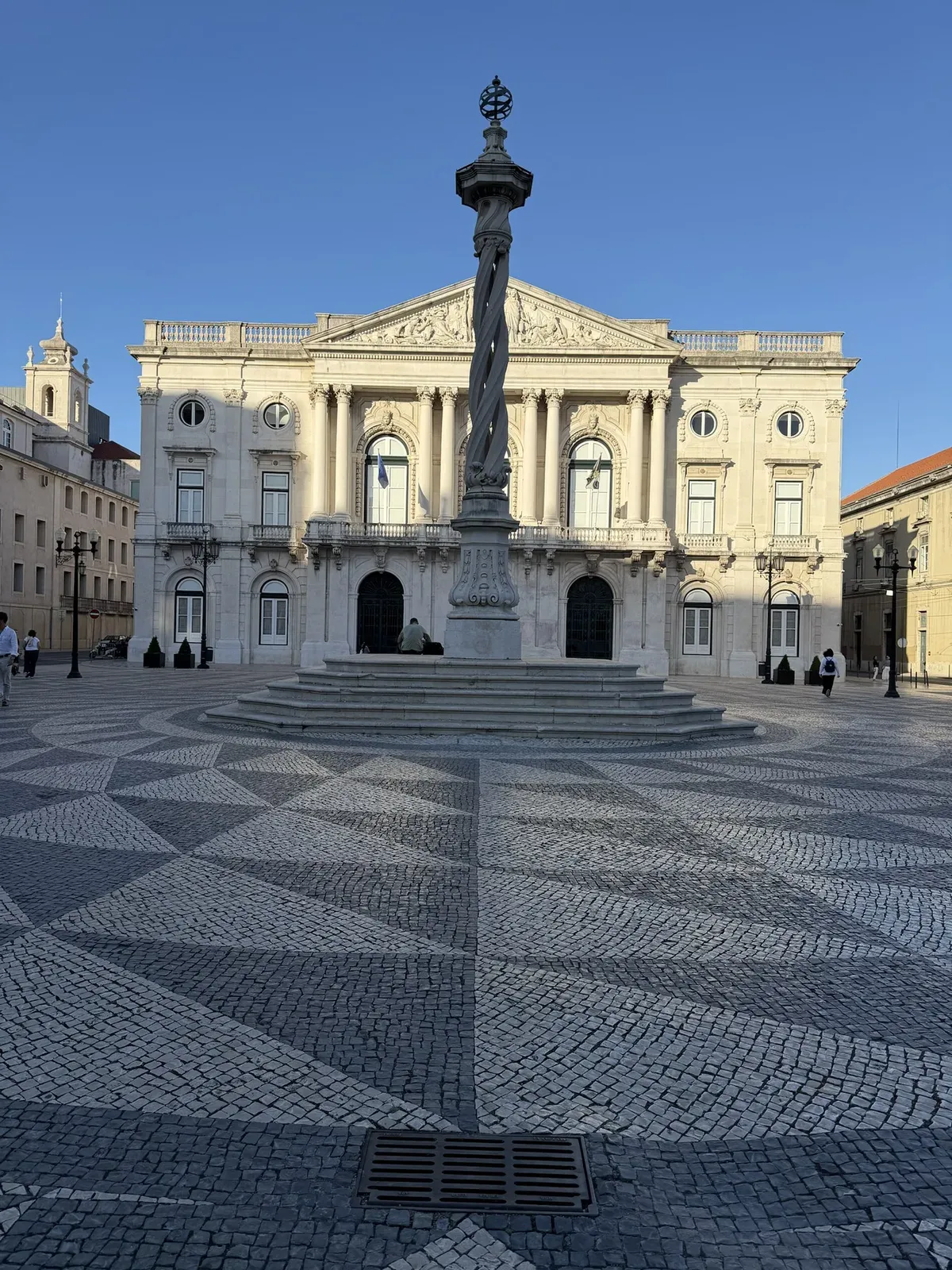 Façade de l’hôtel de ville de Lisbonne, colonne de pierre et place pavée