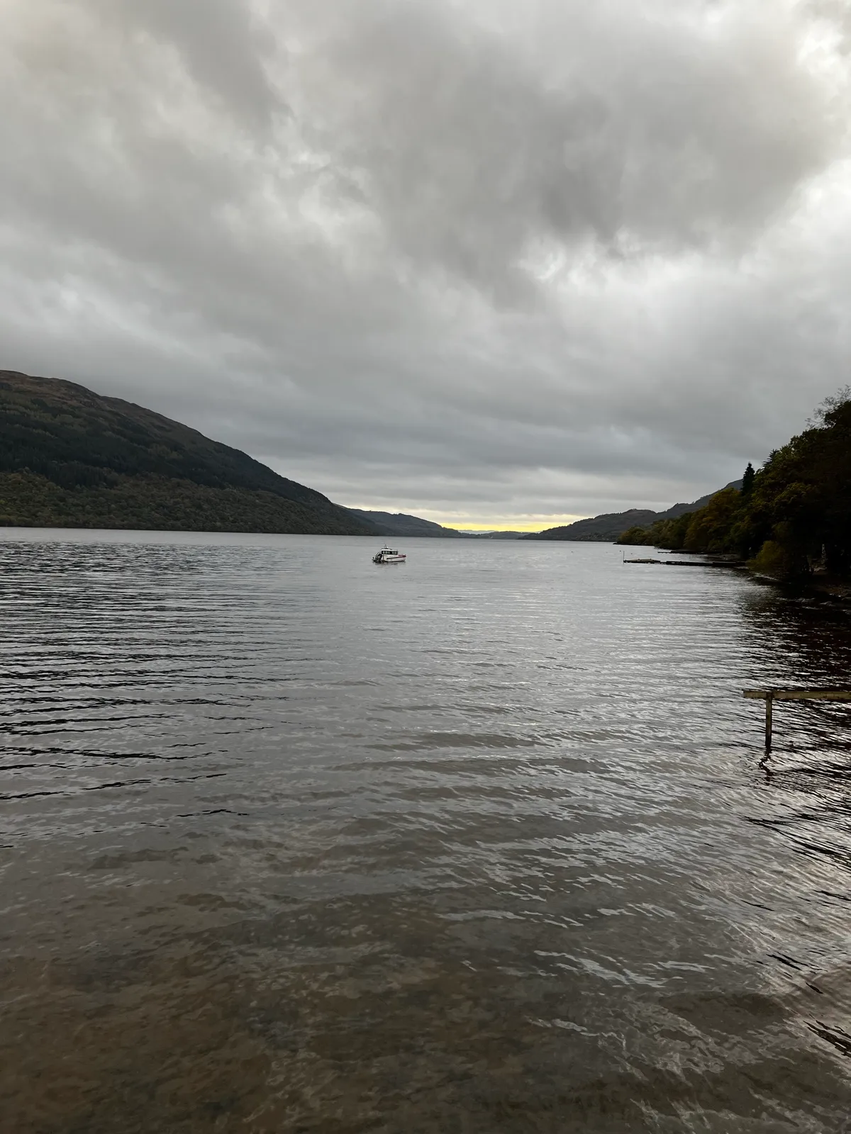 Un loch d’Écosse entre deux versants sous les nuages