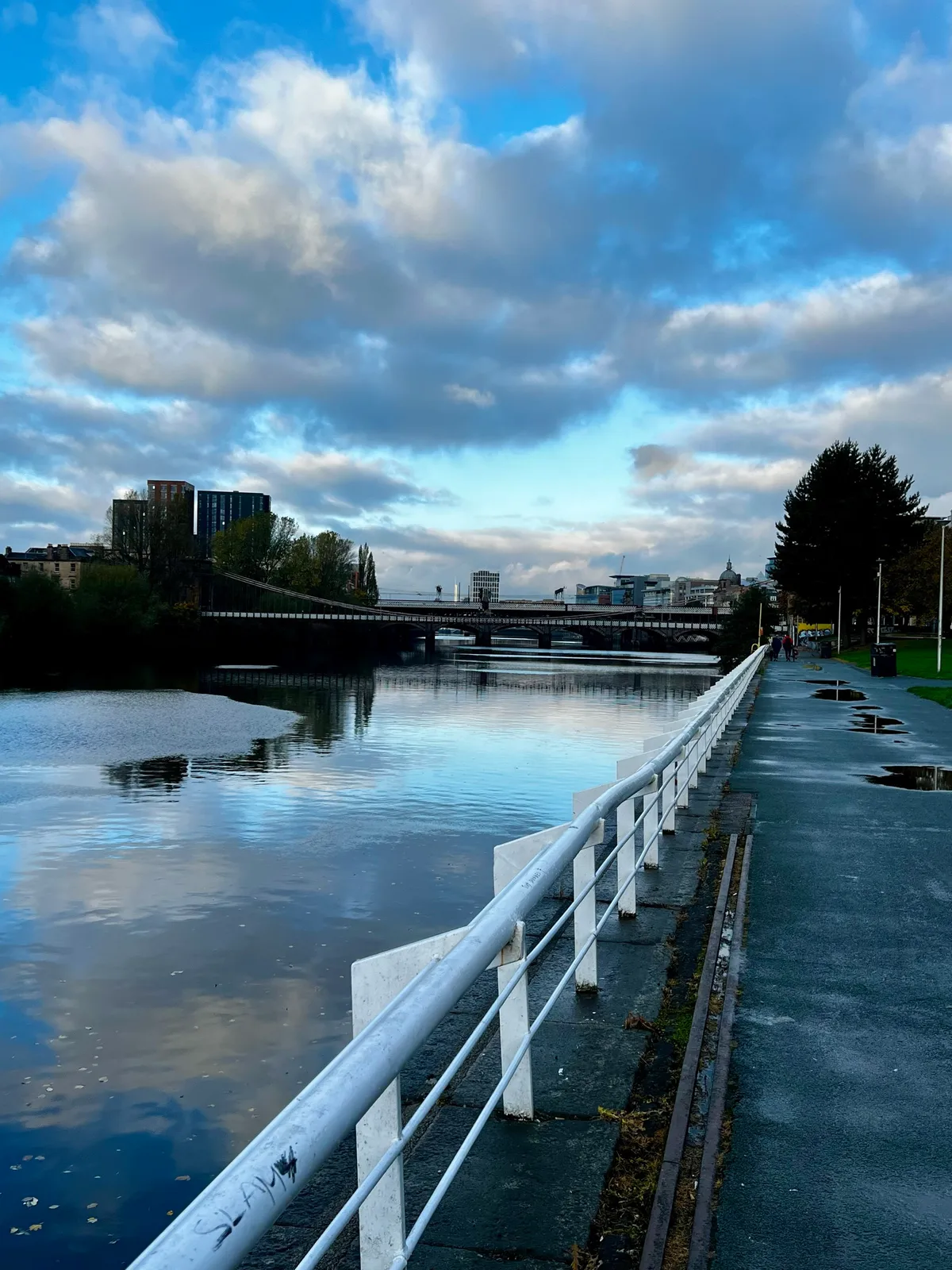 Promenade au bord d’une rivière à Glasgow