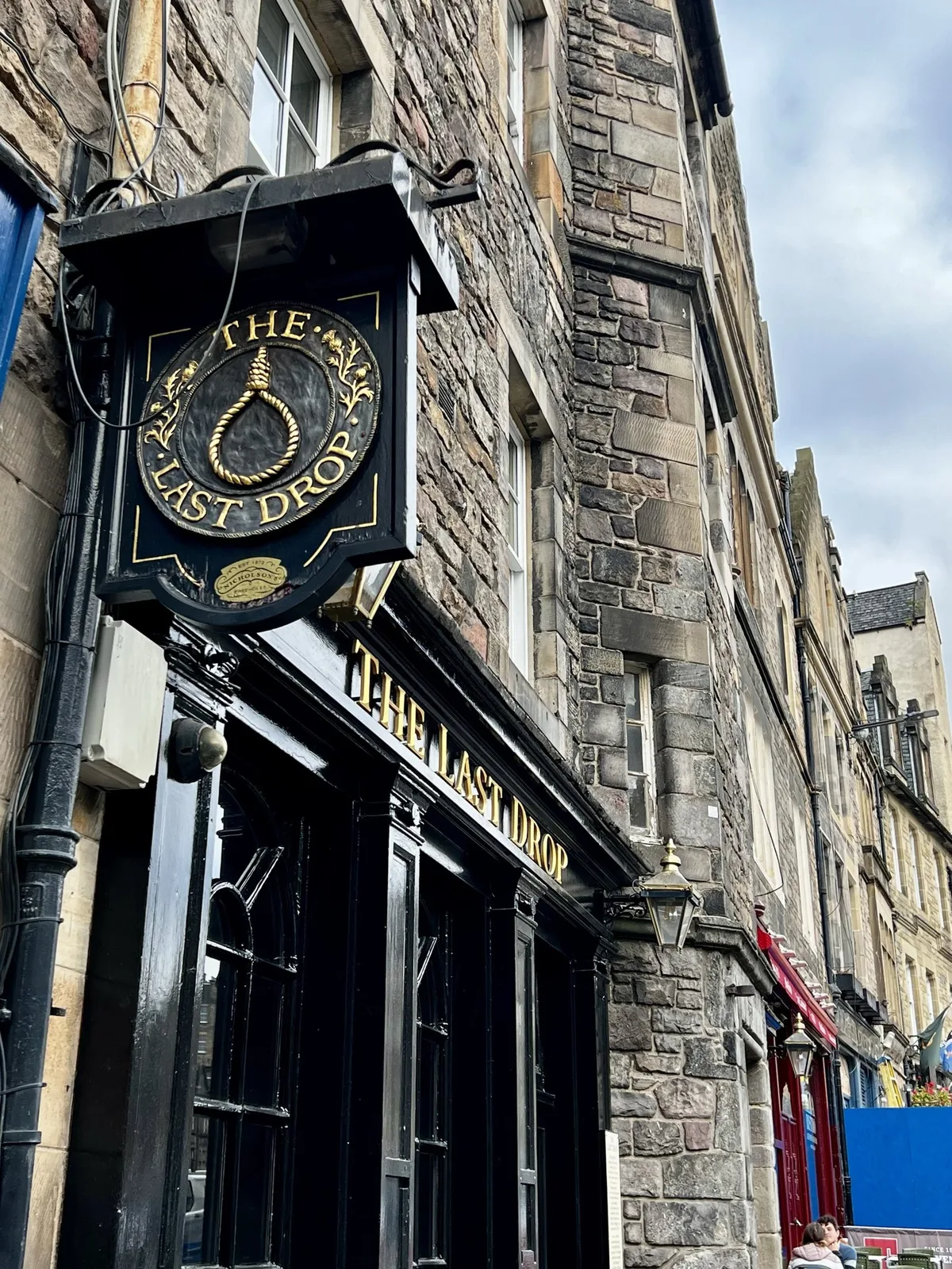Une enseigne d’horloge dans une rue de pierre en Écosse