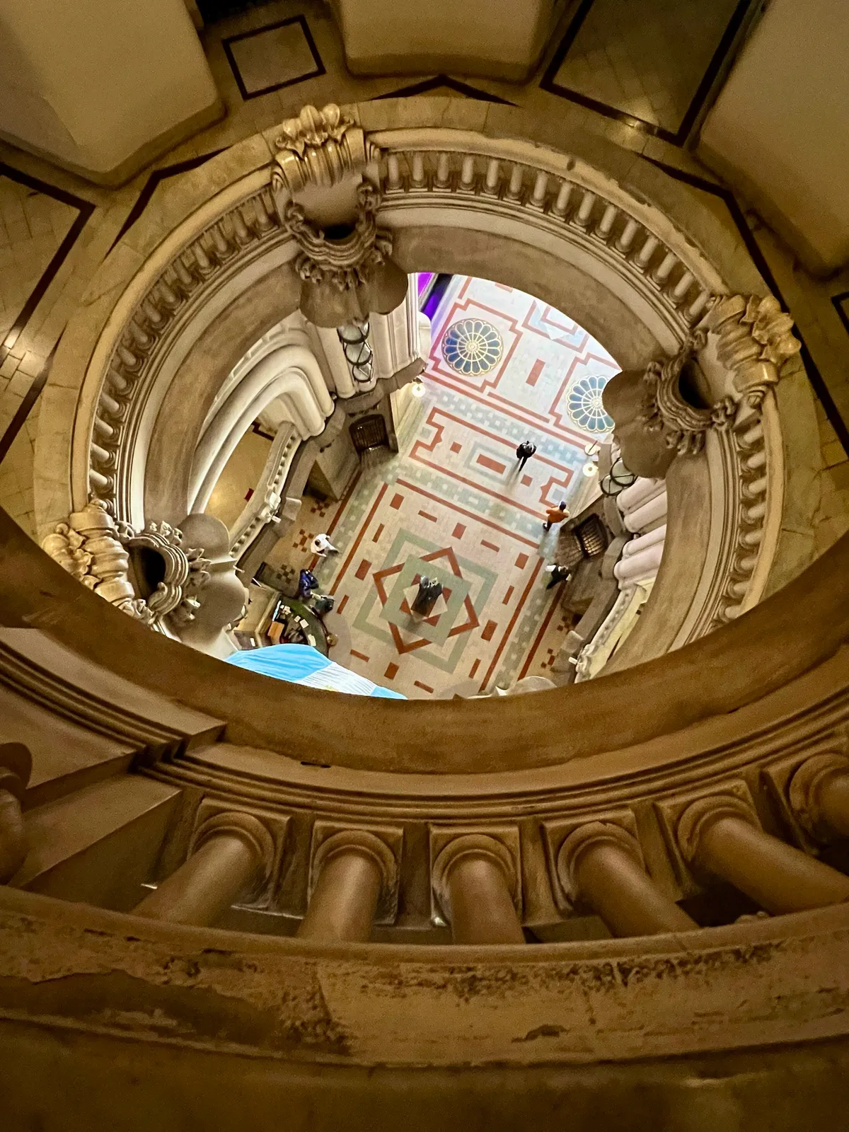 Escalier et coupole photographiés en contre-plongée