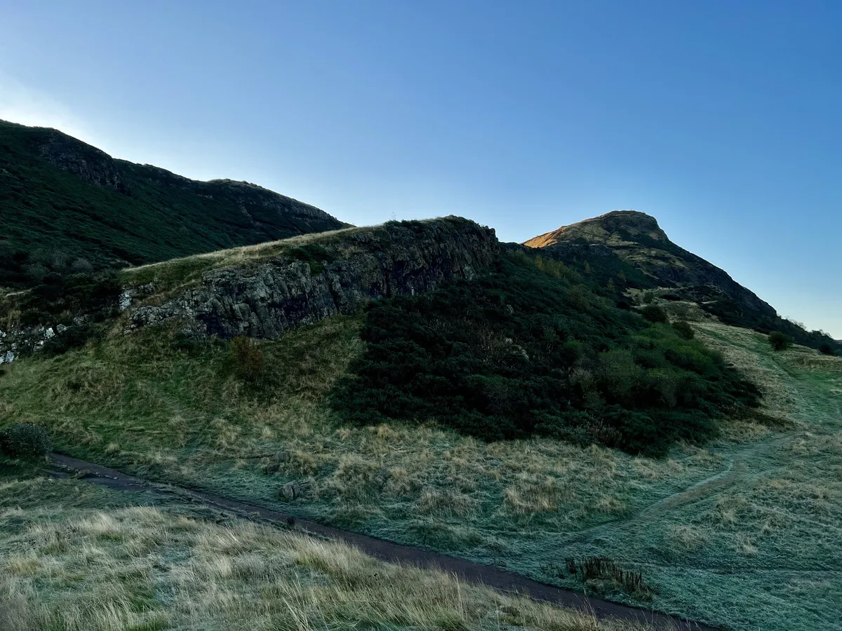 Sentier et relief de Holyrood à Édimbourg