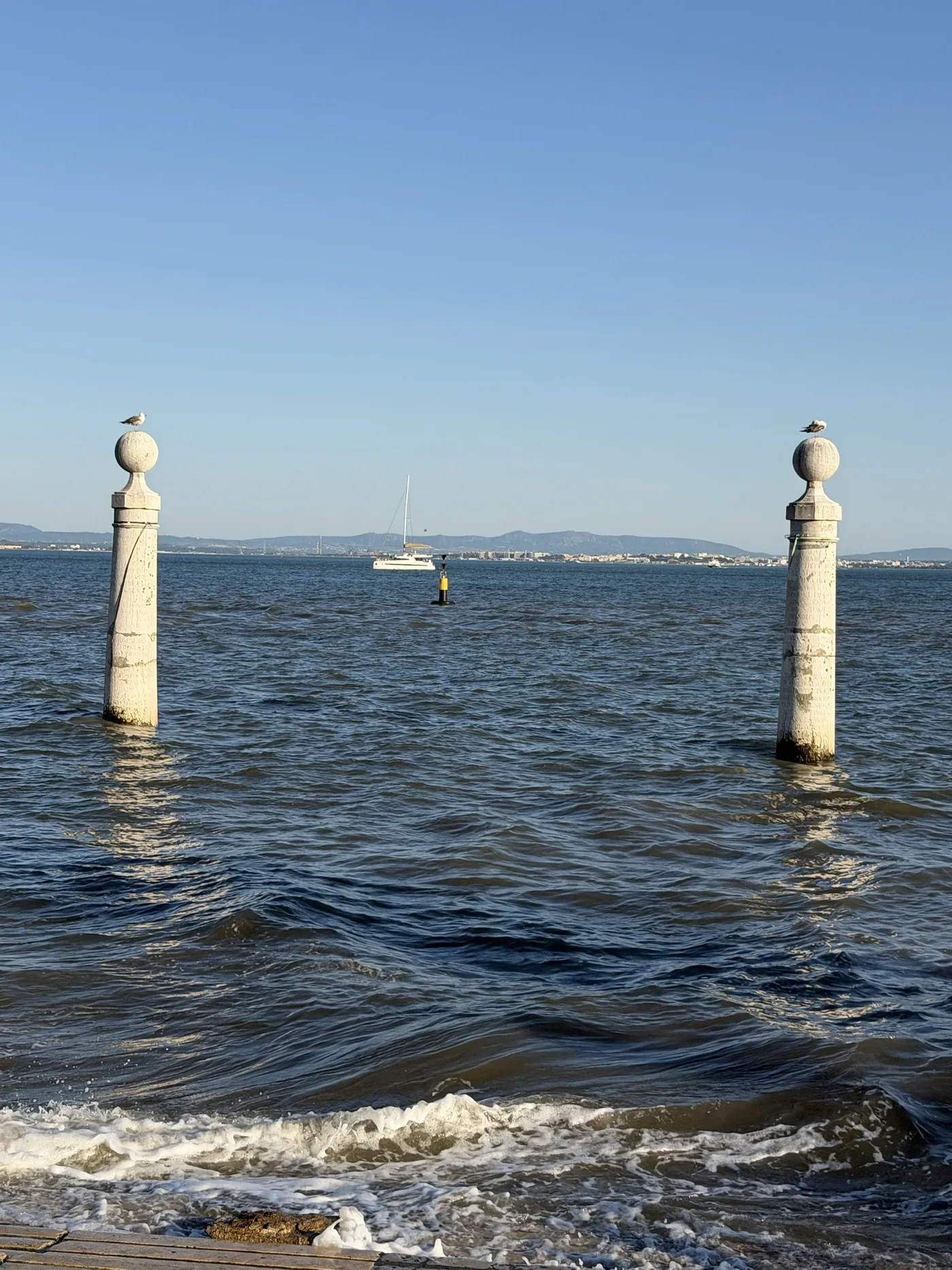 Les colonnes du Cais das Colunas face au Tage
